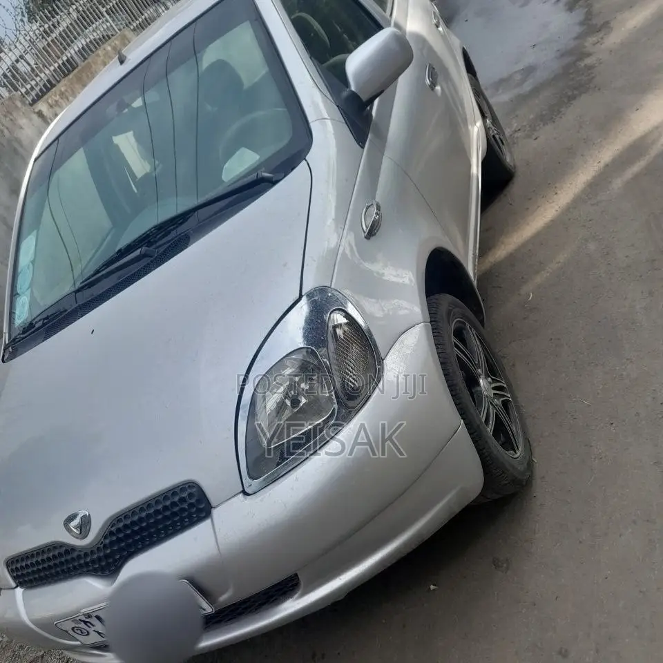 Toyota Vitz 2001 Silver