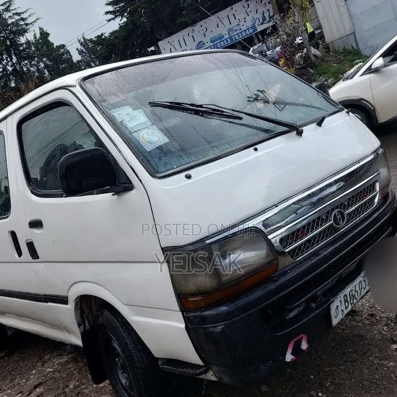 Toyota HiAce 2001 White