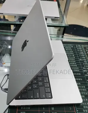 New Laptop Apple 16GB Apple M5 SSD 512GB