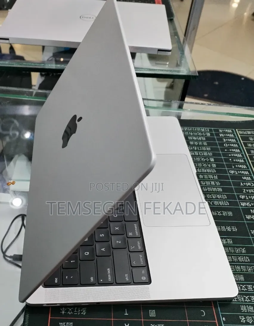 New Laptop Apple 16GB Apple M5 SSD 512GB