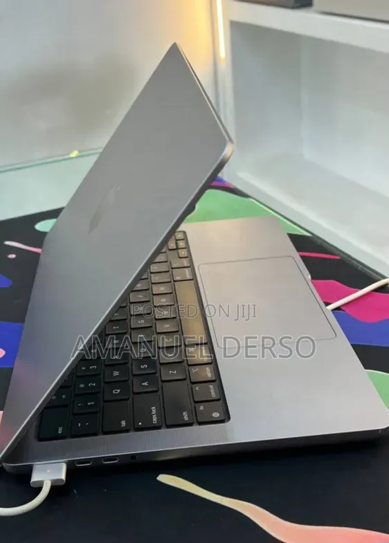 New Laptop Apple MacBook Pro 2023 M3 8GB Apple M3 Pro SSD 512GB
