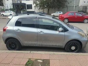 Toyota Yaris Base Hatchback 5dr 2010 Gray