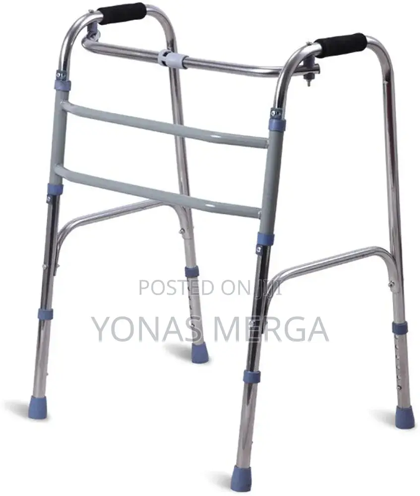 Walker弟兌walking Aid Combines a Standard Walker