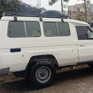 Toyota Land Cruiser 1999 White