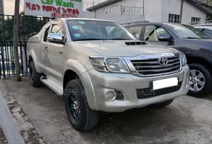 Toyota Hilux 2013 Gray