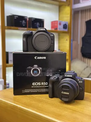 Canon EOS R50 Mirrorless Camera With 18-45mm Lens