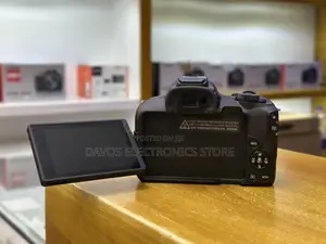 Canon EOS R50 Mirrorless Camera With 18-45mm Lens
