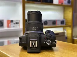 Canon EOS R100 Mirrorless Camera With 18-45mm Lens