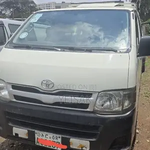 Toyota HiAce 2013 White