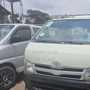 Toyota HiAce 2013 White