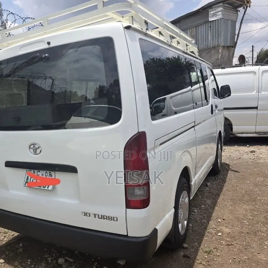Toyota HiAce 2013 White
