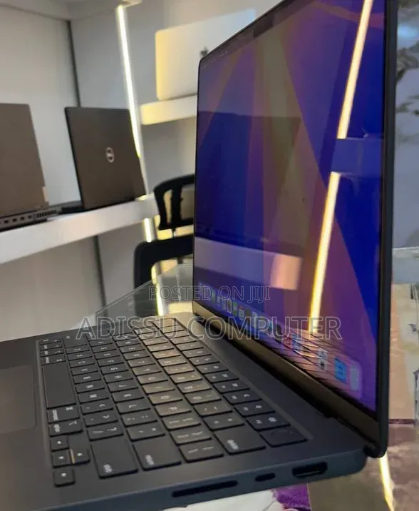New Laptop Apple MacBook Pro 2023 M2 18GB Apple M3 Pro SSD 512GB