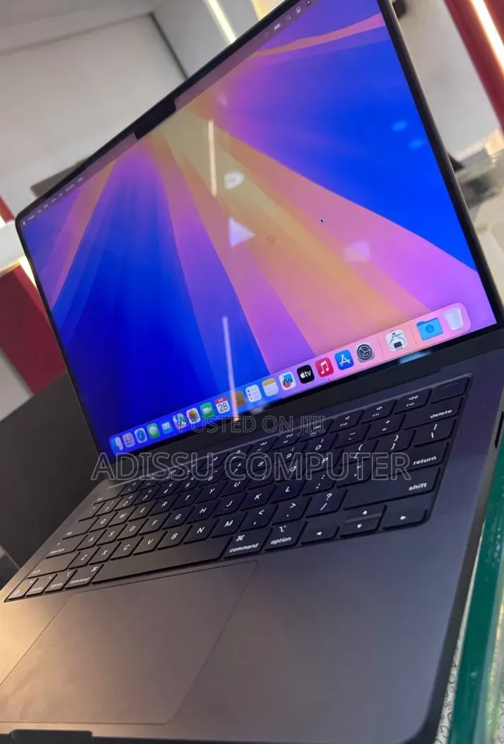 New Laptop Apple MacBook Pro 2023 M2 18GB Apple M3 Pro SSD 512GB