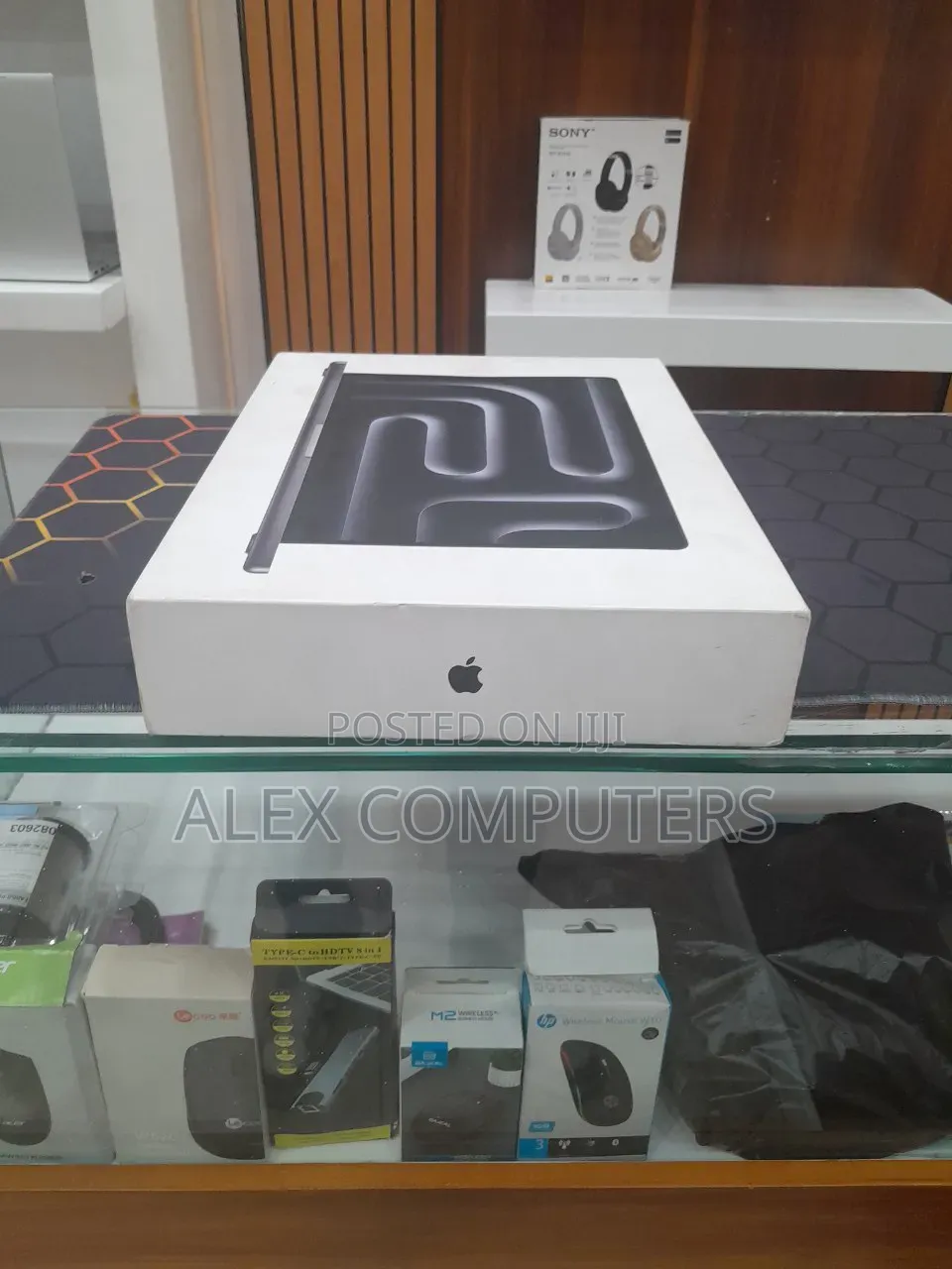 New Laptop Apple MacBook 16GB Apple M5 Pro SSD 512GB