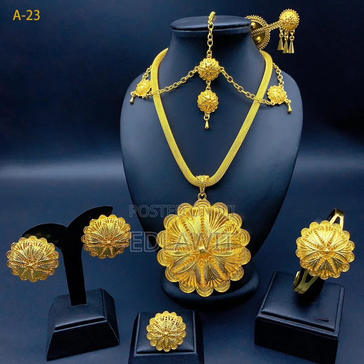 የአንገት, የግንባር,የጆሮ,የእጅ, የፀጉር, ሁሉንም በአድ የያዘ በተለያየ አይነት ዲዛይን እና መጠን እዚ አለ