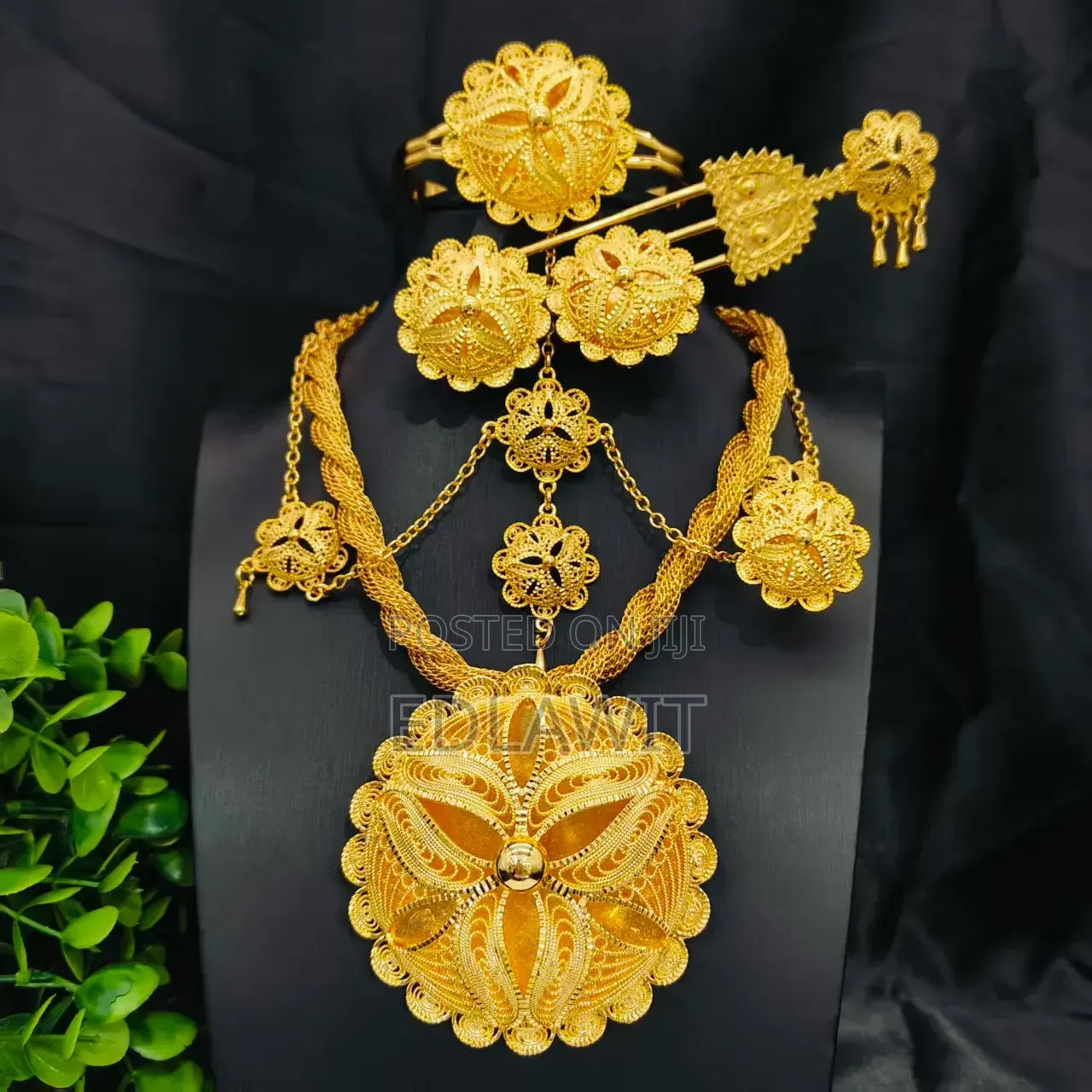 የአንገት, የግንባር,የጆሮ,የእጅ, የፀጉር, ሁሉንም በአድ የያዘ በተለያየ አይነት ዲዛይን እና መጠን እዚ አለ