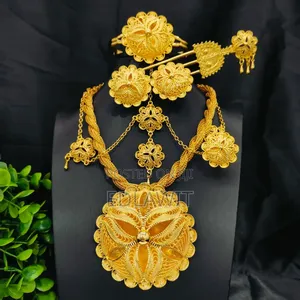 የአንገት, የግንባር,የጆሮ,የእጅ, የፀጉር, ሁሉንም በአድ የያዘ በተለያየ አይነት ዲዛይን እና መጠን እዚ አለ