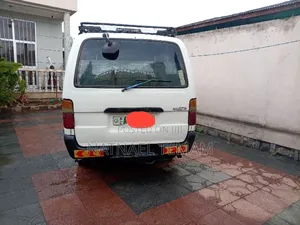 Toyota HiAce 2001 White