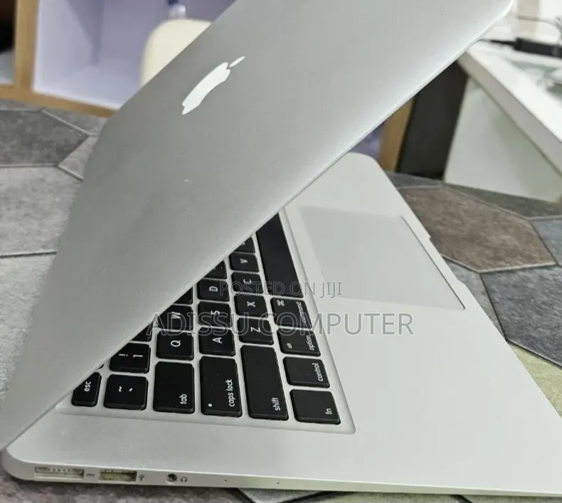 New Laptop Apple MacBook Pro 2017 8GB Intel Core i5 SSD 256GB