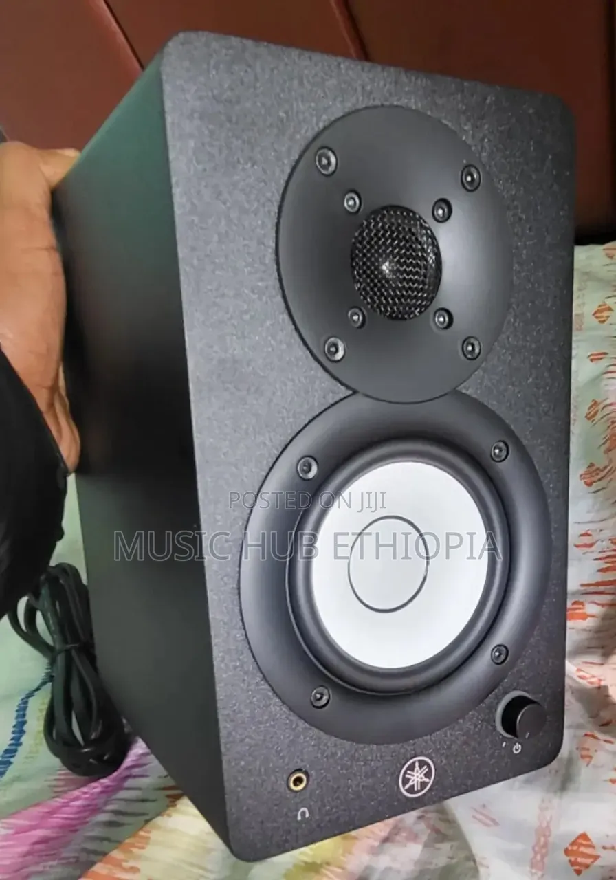 Yamaha HS3 Powered Studio Monitors.
