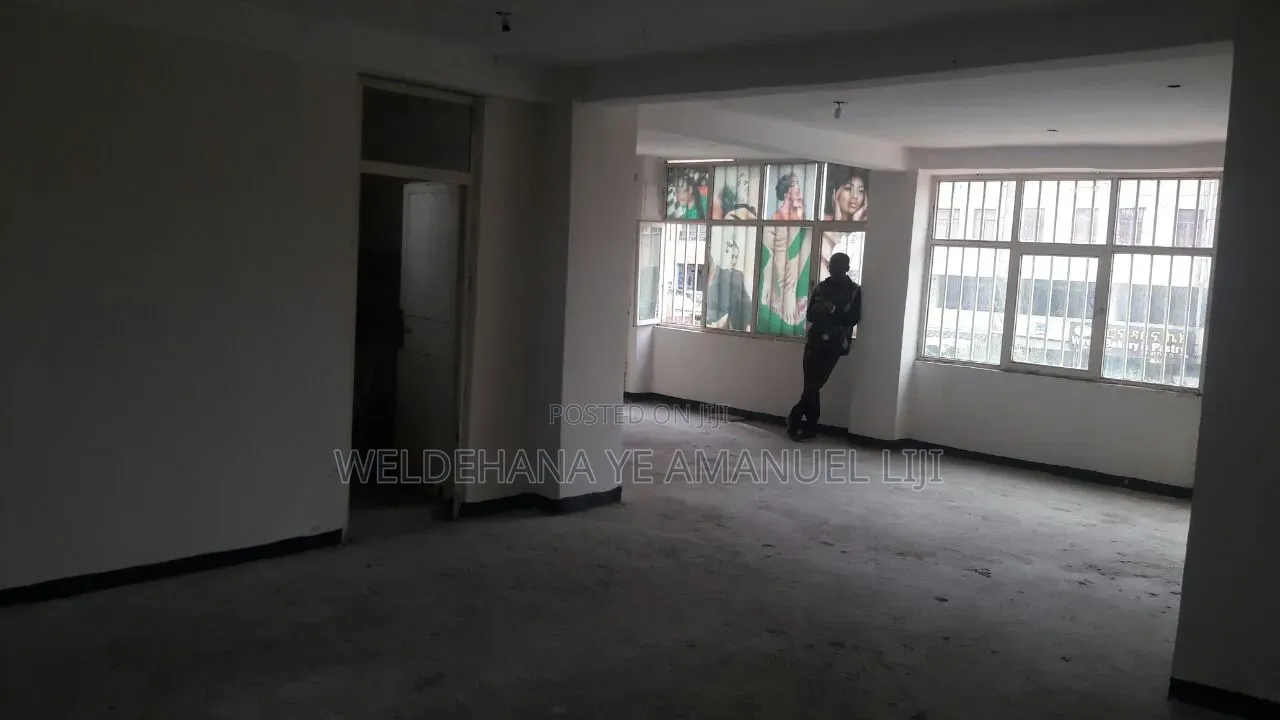 3bdrm Condo in Condomunium 1St, Akaky Kaliti for sale