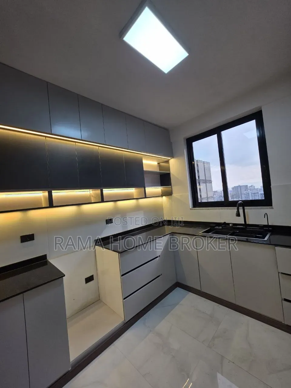 Furnished 2bdrm Apartment in መሀል ቦሌ ስካይ ላይት ሆቴል, Bole for sale