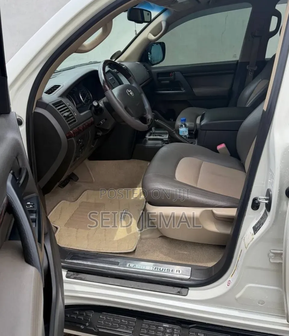 Toyota Land Cruiser 2010 White