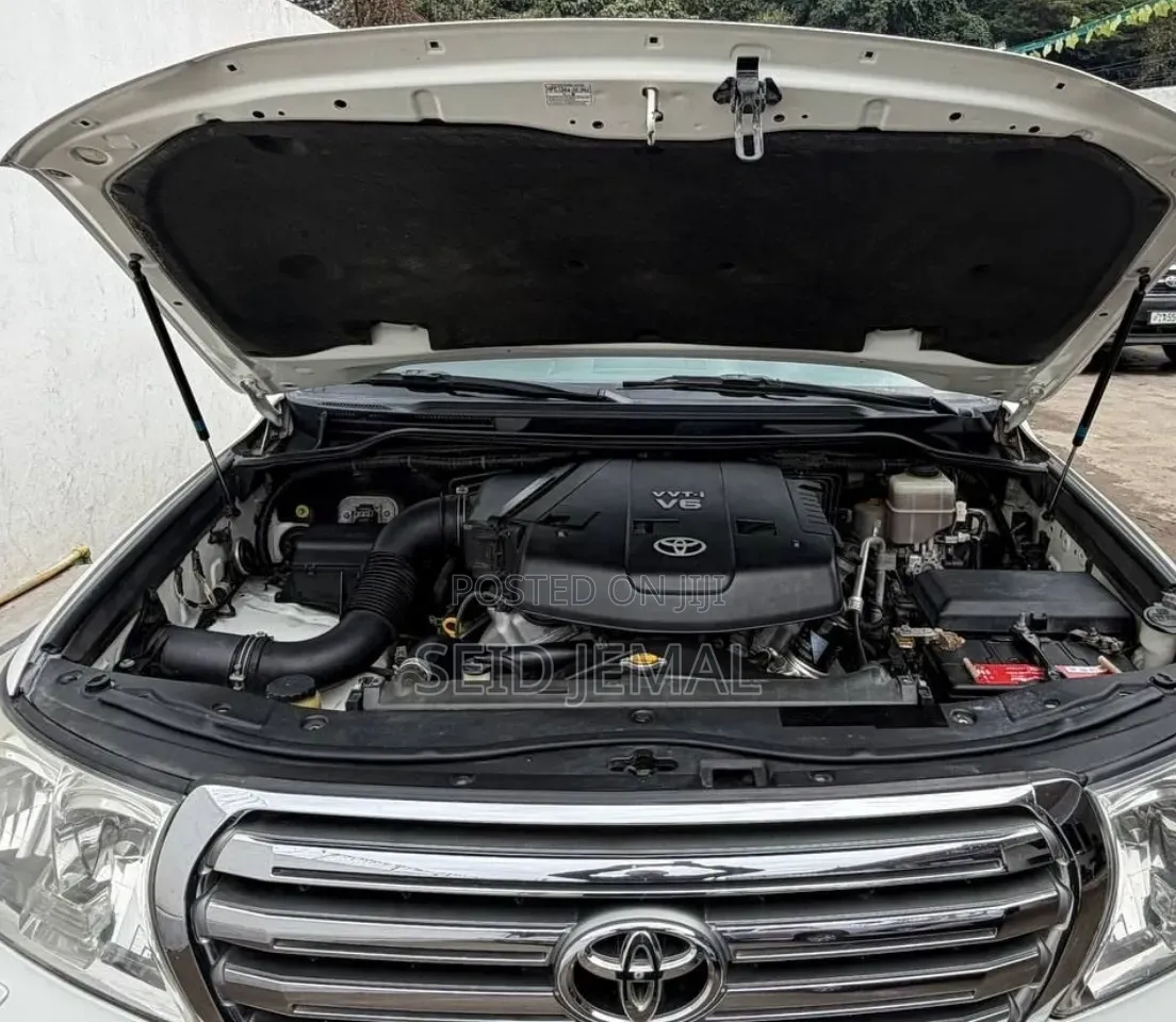 Toyota Land Cruiser 2010 White