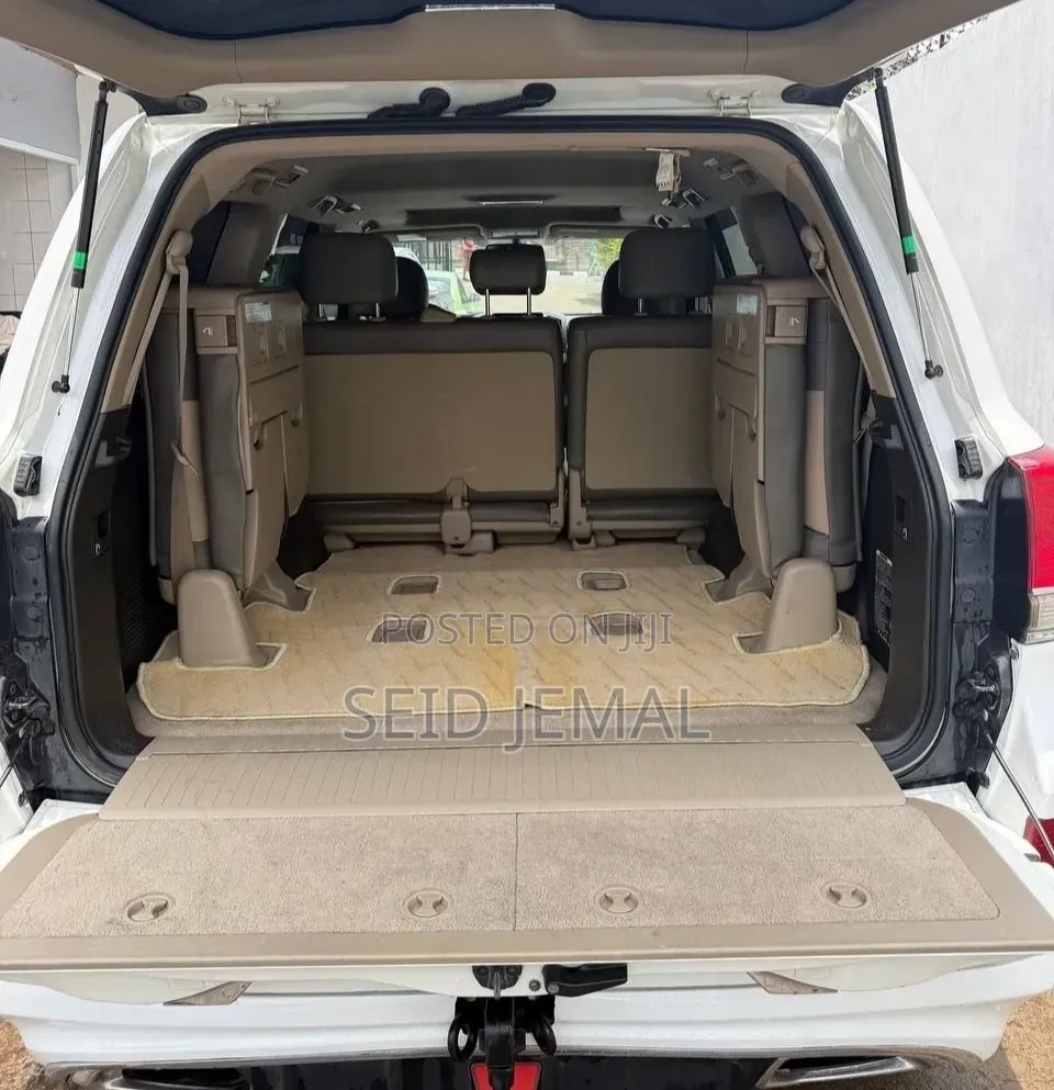 Toyota Land Cruiser 2010 White