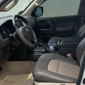 Toyota Land Cruiser 2010 White