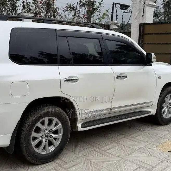 Toyota Land Cruiser 2010 White