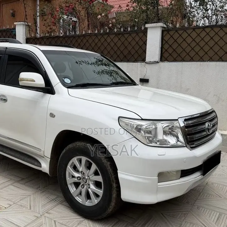 Toyota Land Cruiser 2010 White