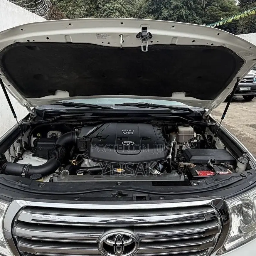 Toyota Land Cruiser 2010 White