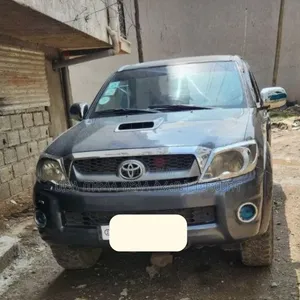 Toyota Hilux 2010 Maroon