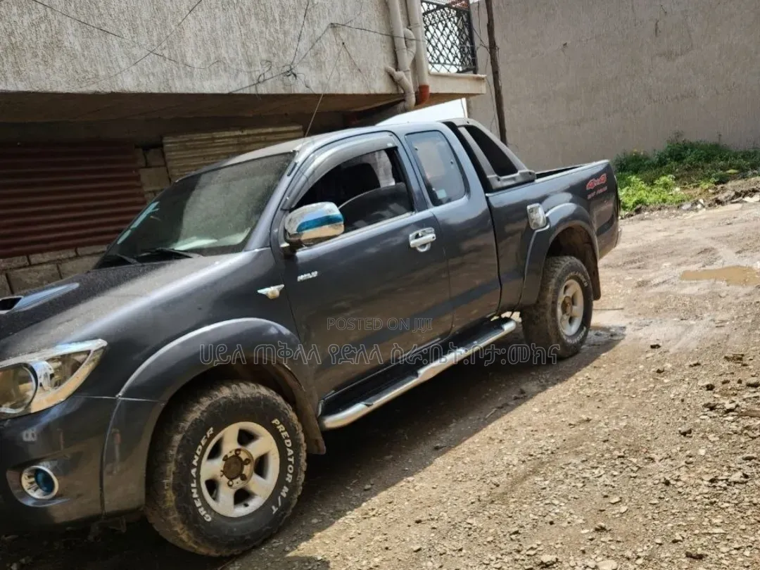 Toyota Hilux 2010 Maroon