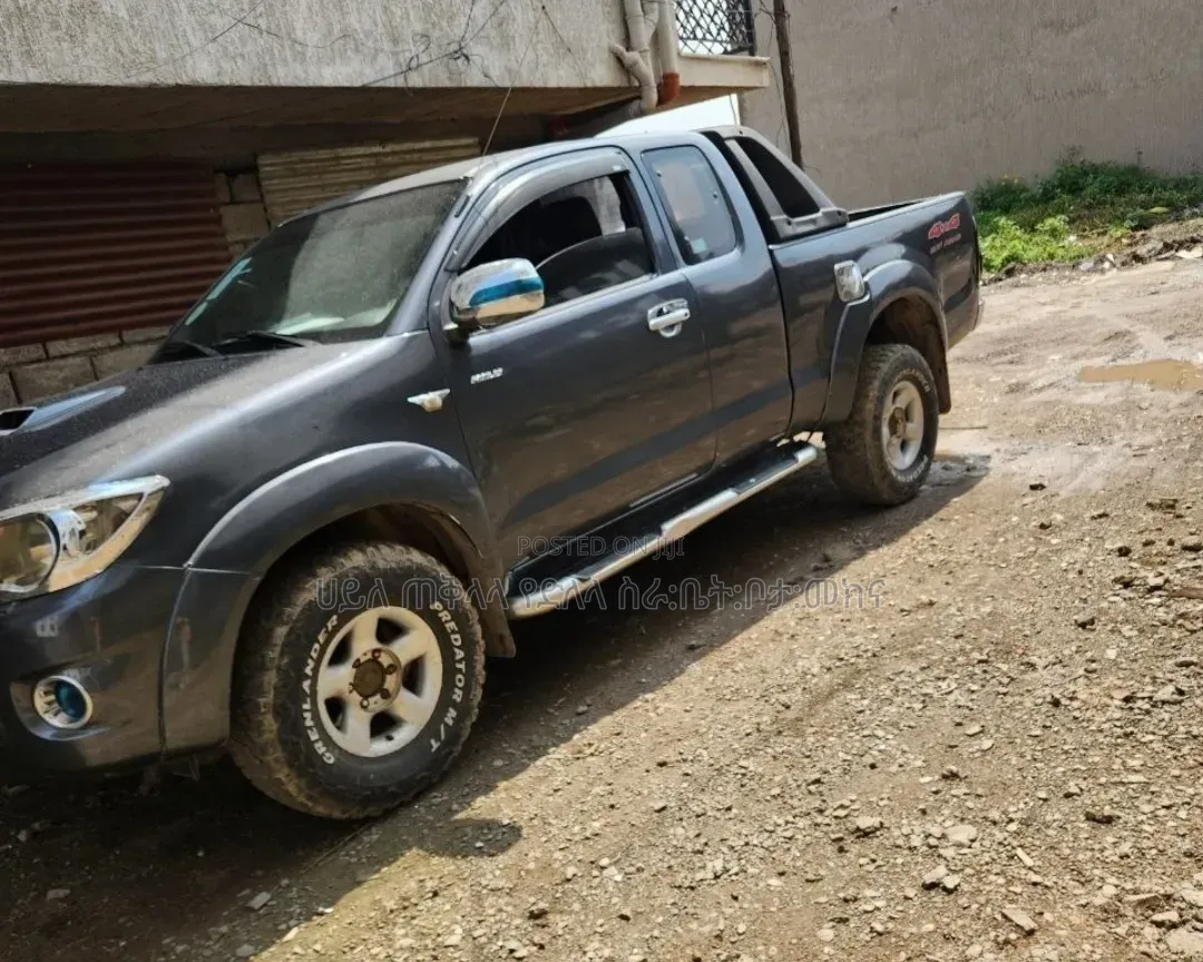 Toyota Hilux 2010 Maroon