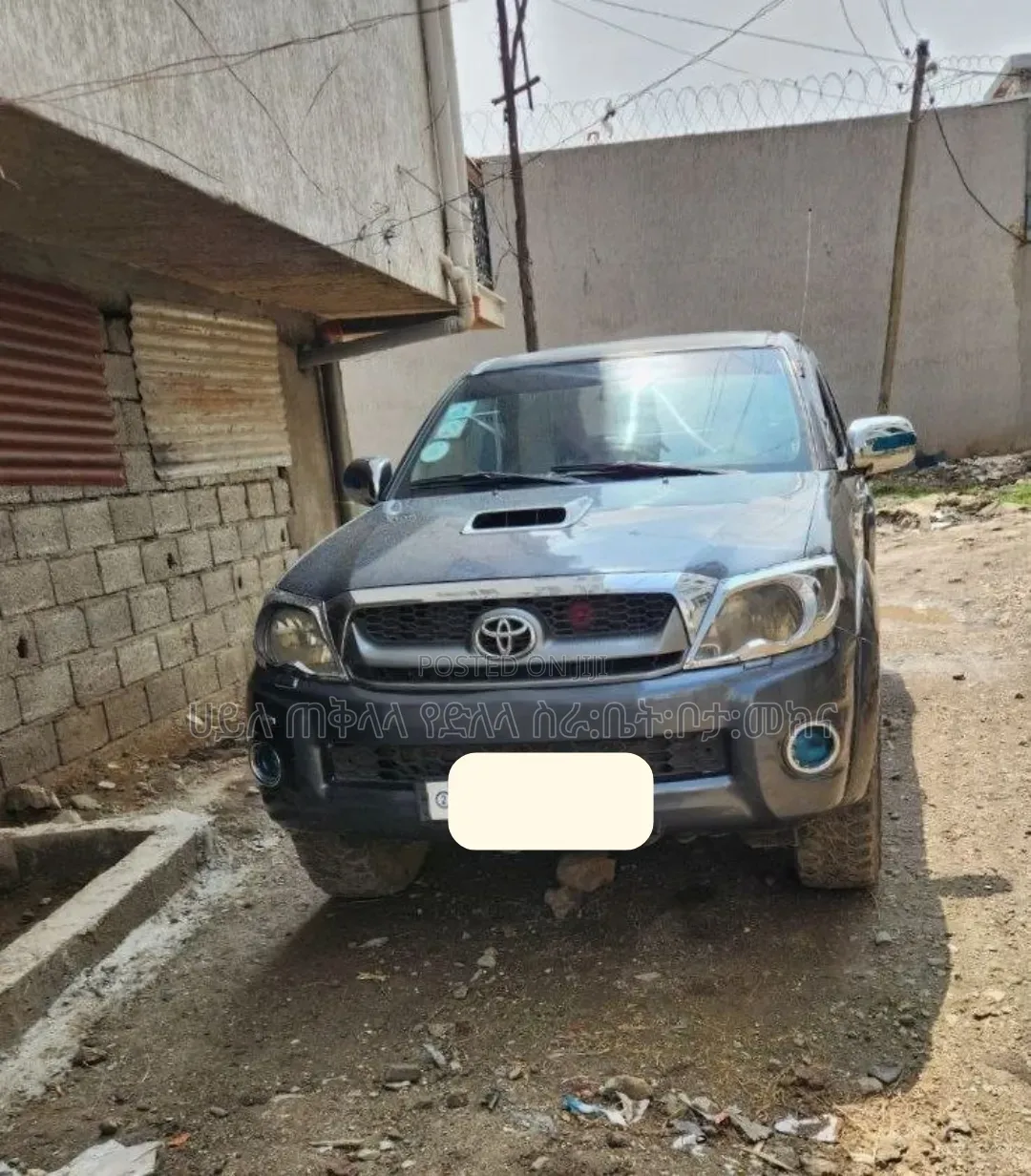 Toyota Hilux 2010 Maroon