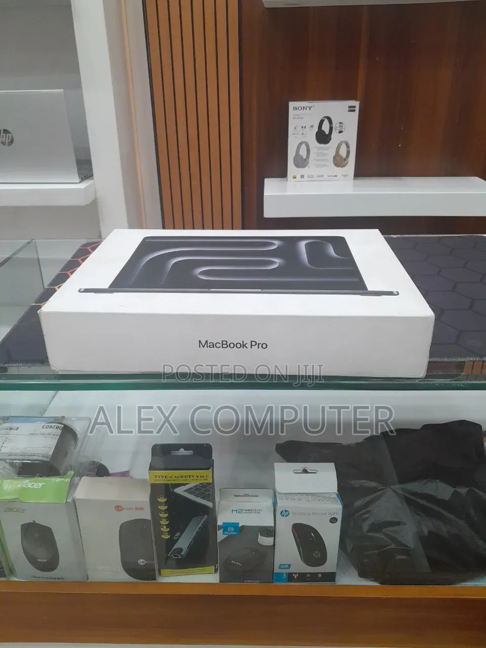 New Laptop Apple MacBook Pro 2025 M5 16GB Apple M5 SSD 512GB