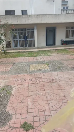 የሚሸጥ ቦታ መሀል ሰሚት ላይ