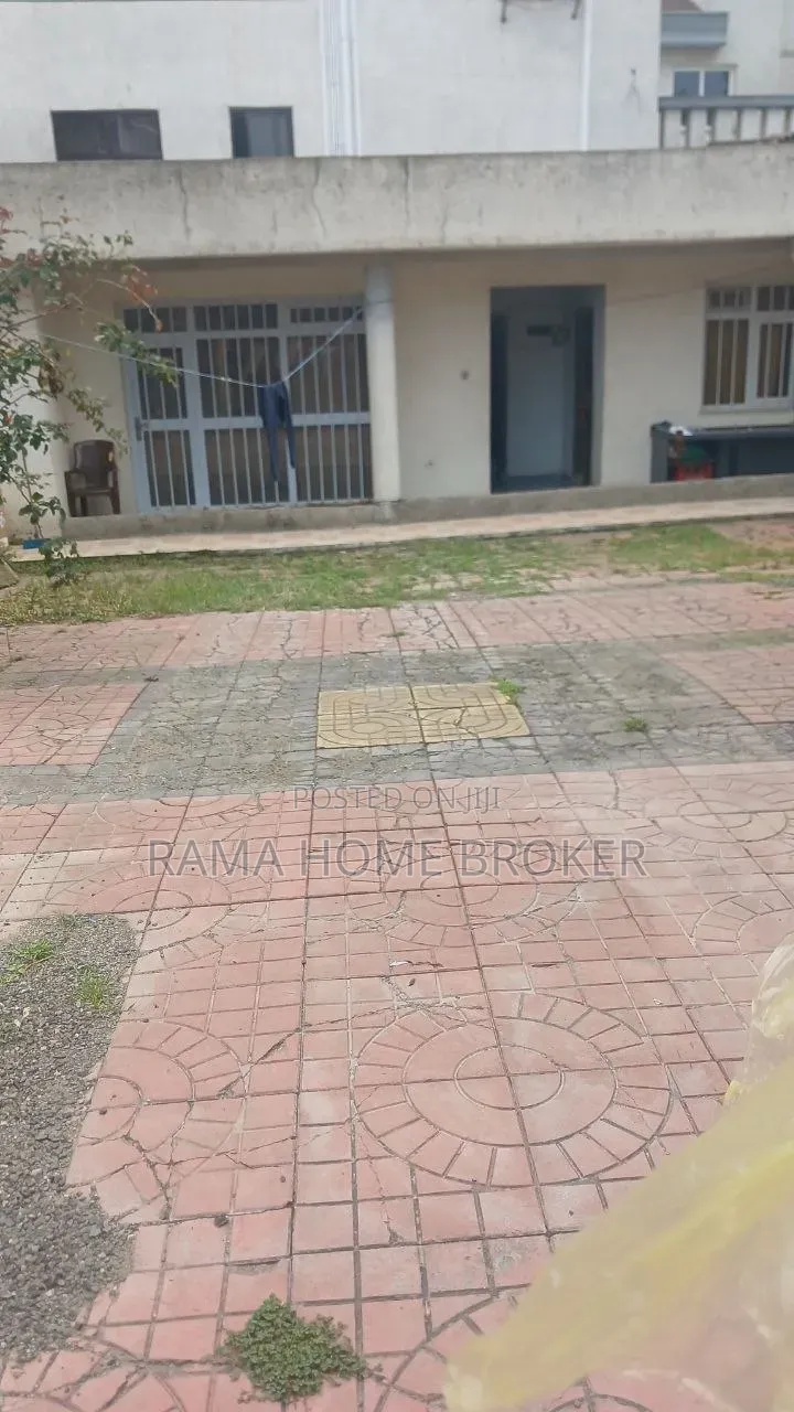 የሚሸጥ ቦታ መሀል ሰሚት ላይ