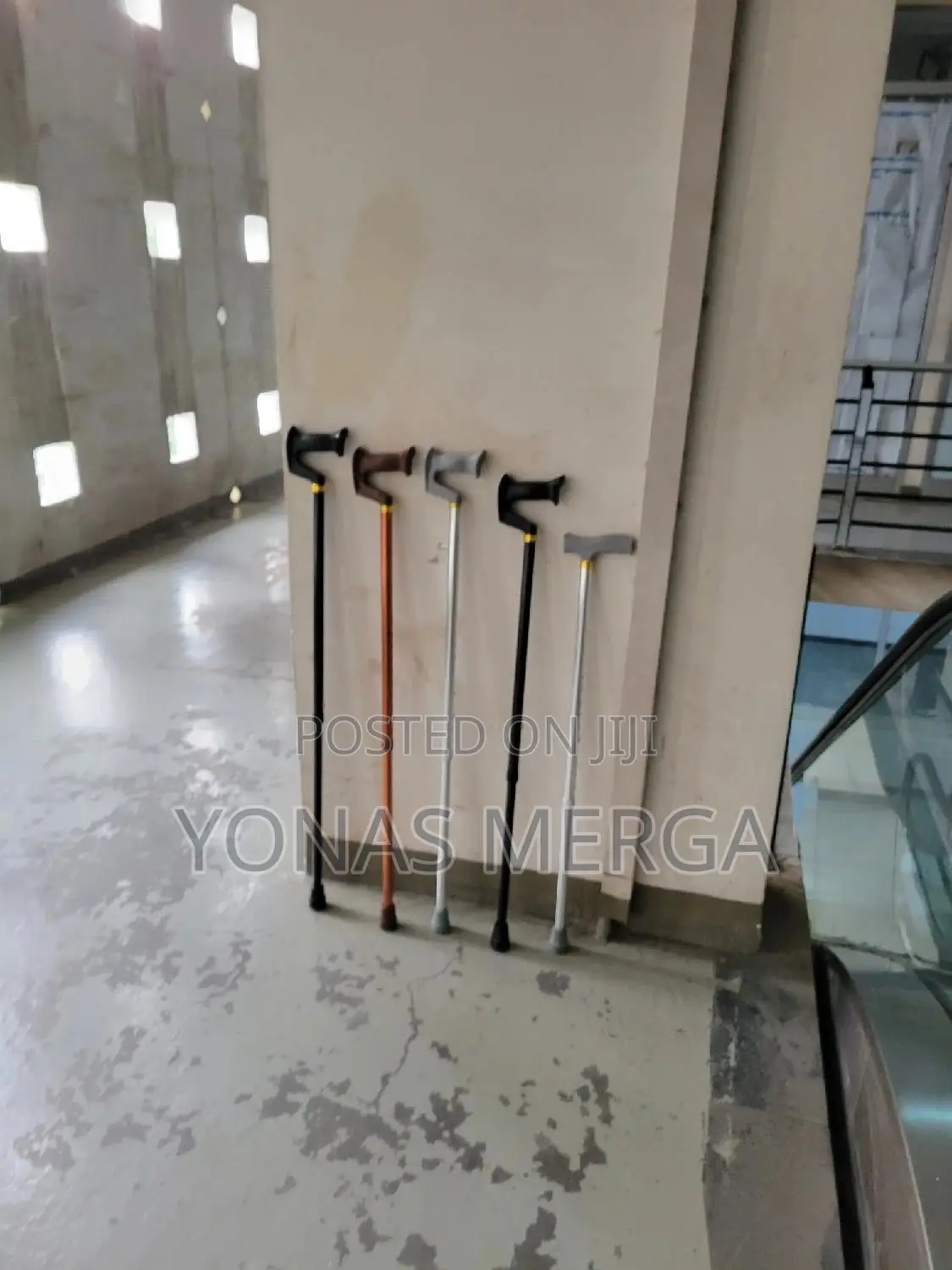 Walking Stick呂橘cane==ne Size: Height Range 74-97cm Colour = Warm Grey