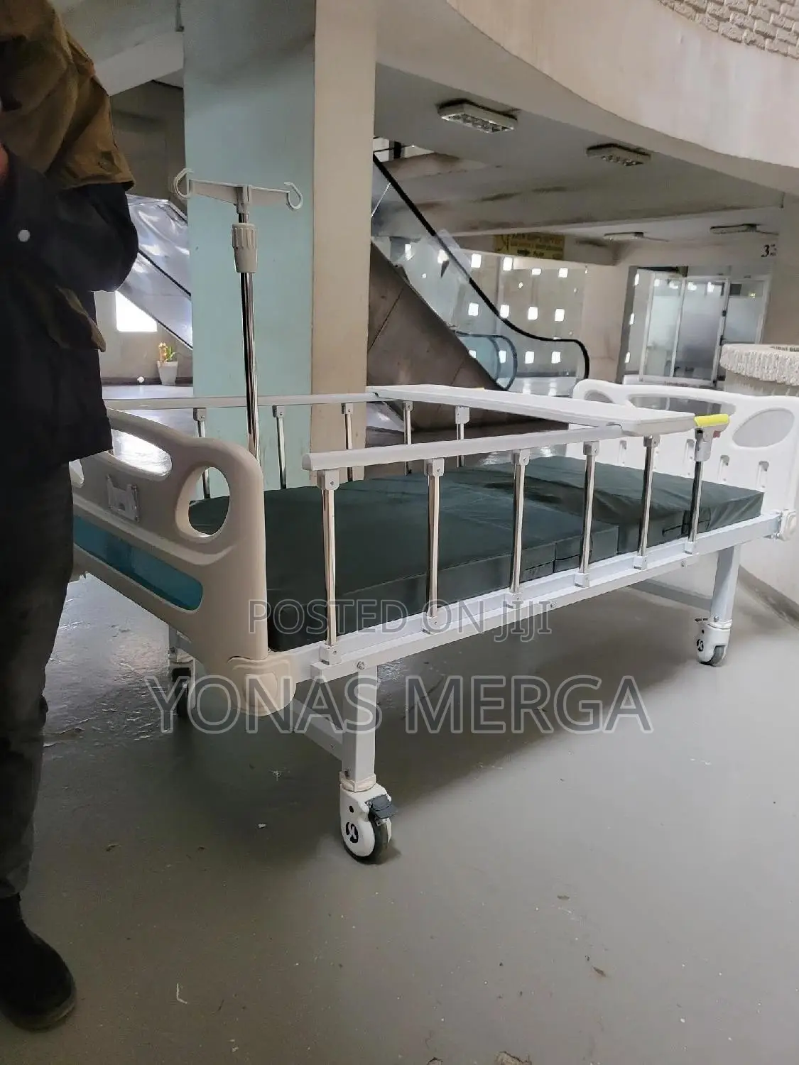 Hospital Bed耳𦬅functional Comfortable for Both Patients Staff Alike