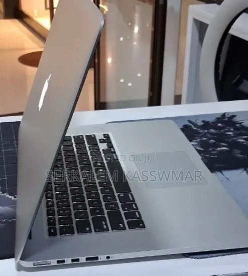 New Laptop Apple MacBook Pro 16GB Intel Core i7 SSD 256GB
