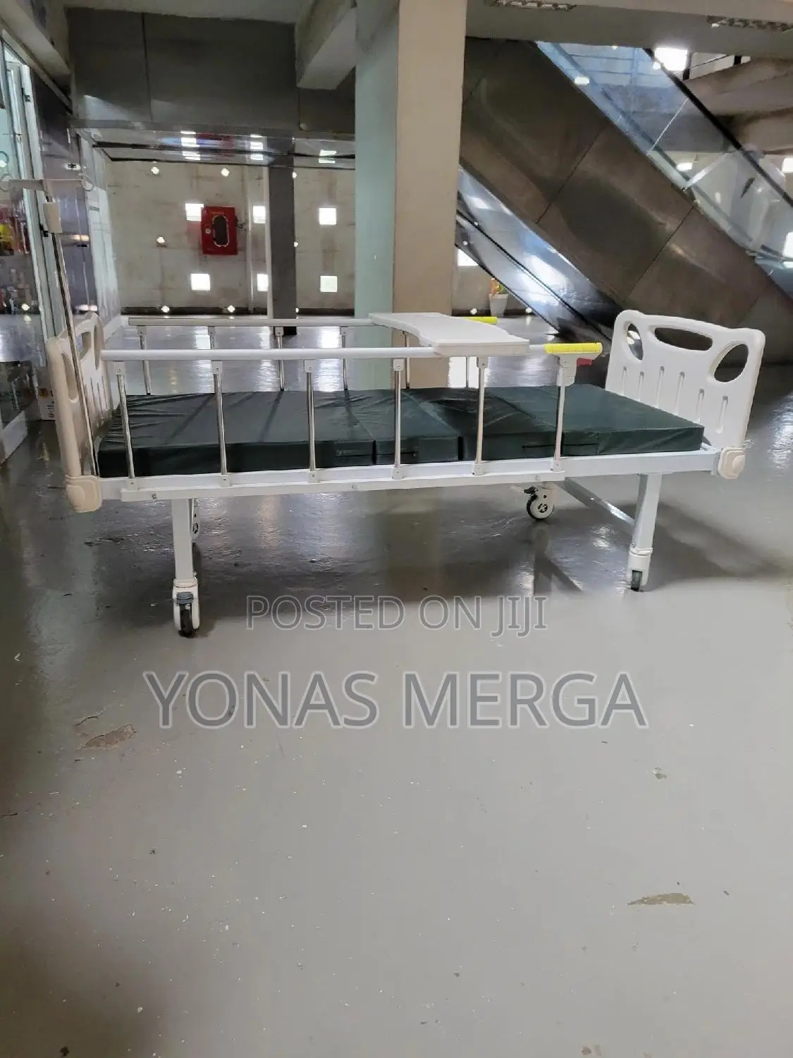 Hospital Bed末來patients Bed收皿overbed Dining/Service Table , an IV