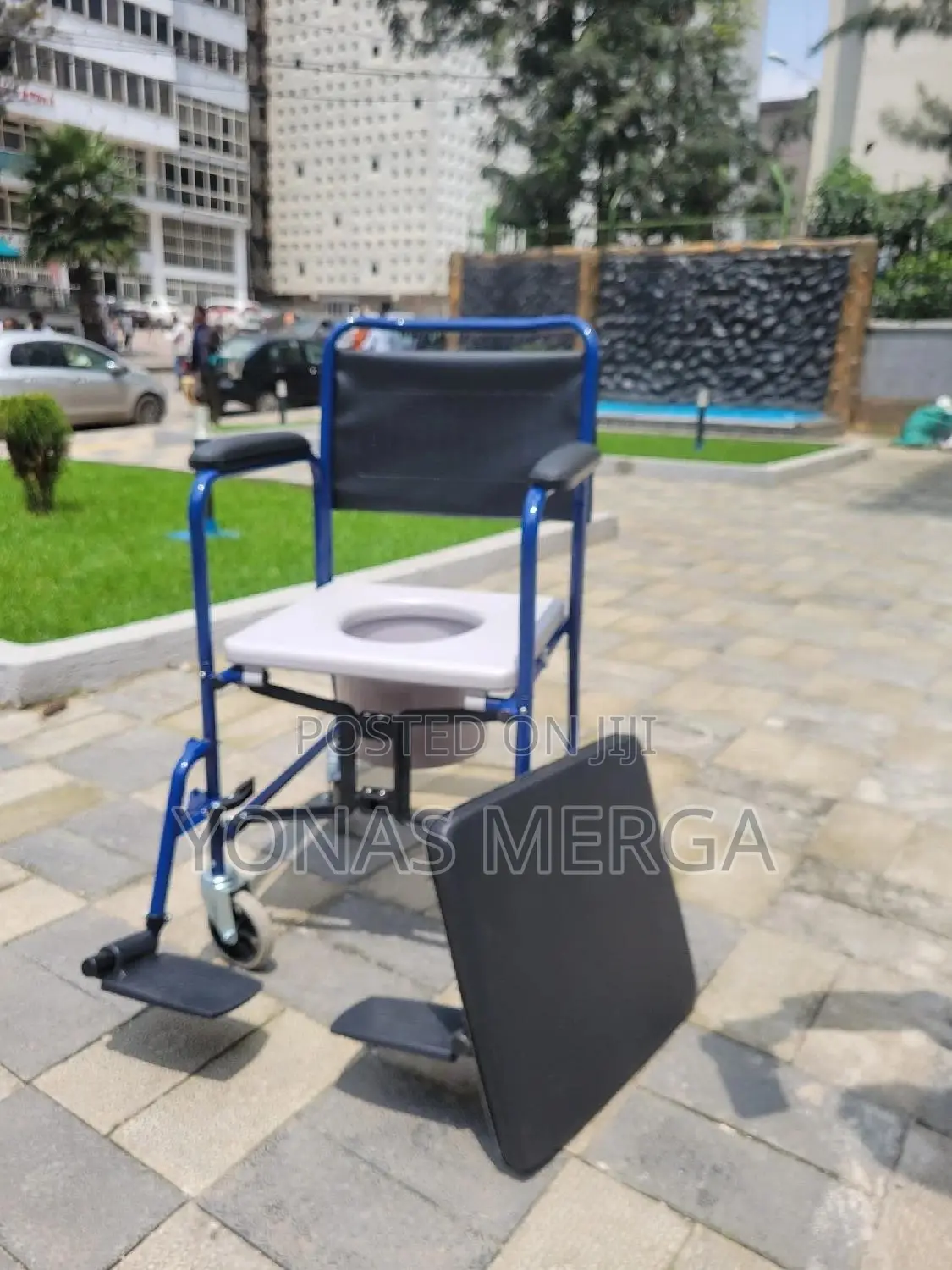 Commode Chair末爻 Portable Toilet Designed to Assist Individuals