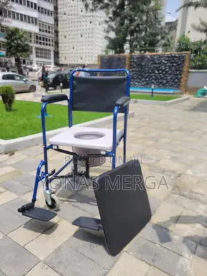 Commode Chair末爻 Portable Toilet Designed to Assist Individuals