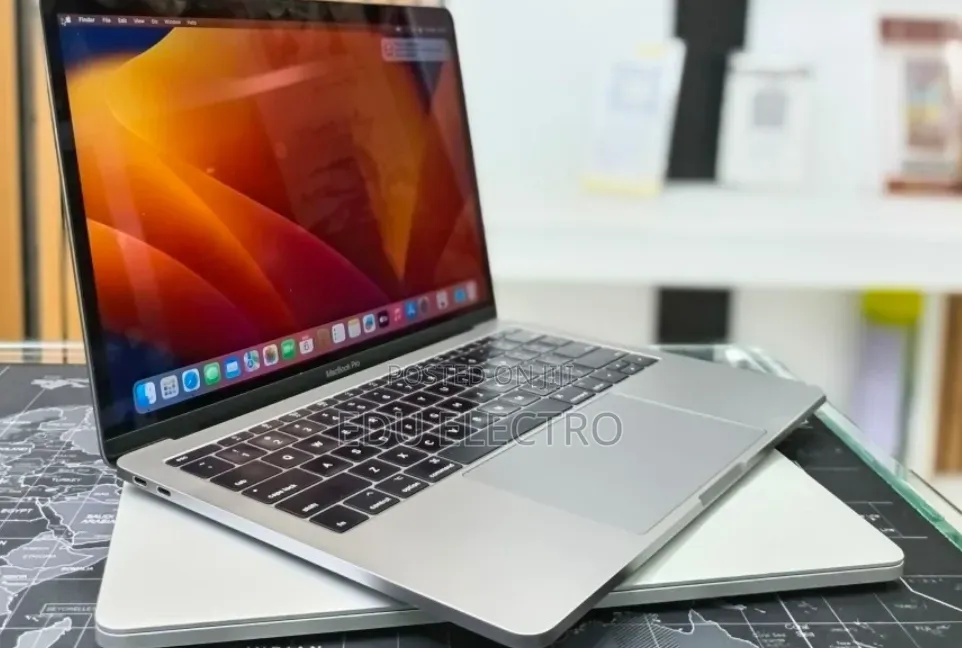 New Laptop Apple MacBook Pro 2017 16GB Intel Core i5 SSD 256GB