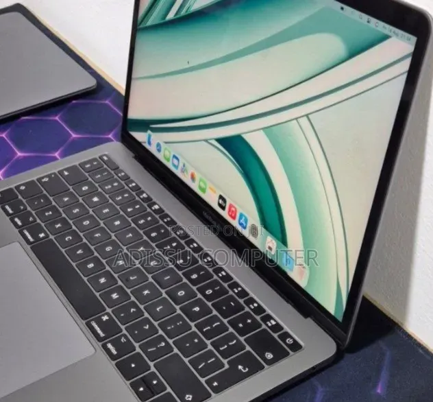 New Laptop Apple MacBook Pro 2017 8GB Intel Core i5 SSD 256GB