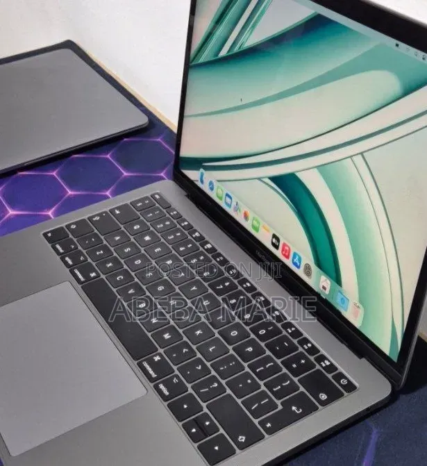 New Laptop Apple MacBook Pro 2017 8GB Intel Core i5 SSD 256GB