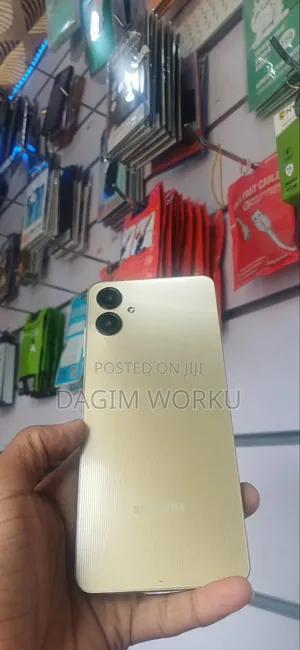 New Samsung Galaxy A06 64 GB Gold